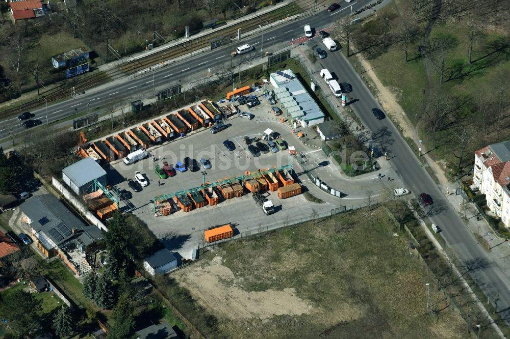 Berlin von oben - Gebäudekomplex und Logistikzentrum auf dem Gelände des BSR Recyclinghof an der Rahnsdorfer Straße in Berlin