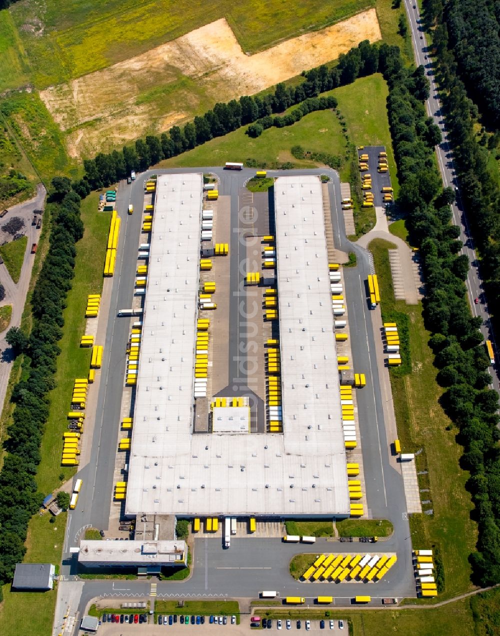 Dorsten von oben - Gebäudekomplex und Logistikzentrum auf dem Gelände Deutsche Post - DHL in Dorsten im Bundesland Nordrhein-Westfalen