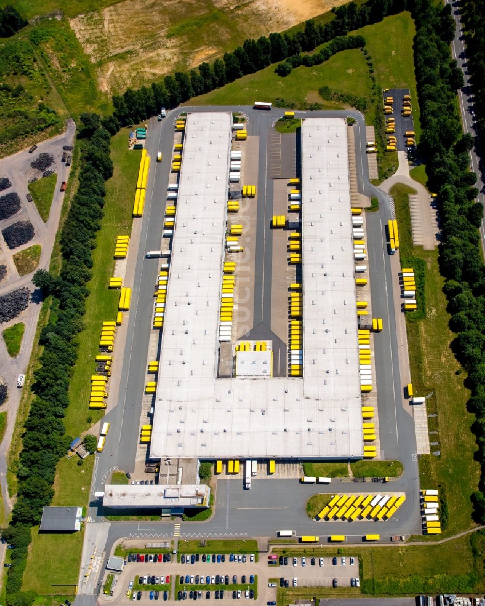 Dorsten aus der Vogelperspektive: Gebäudekomplex und Logistikzentrum auf dem Gelände Deutsche Post - DHL in Dorsten im Bundesland Nordrhein-Westfalen