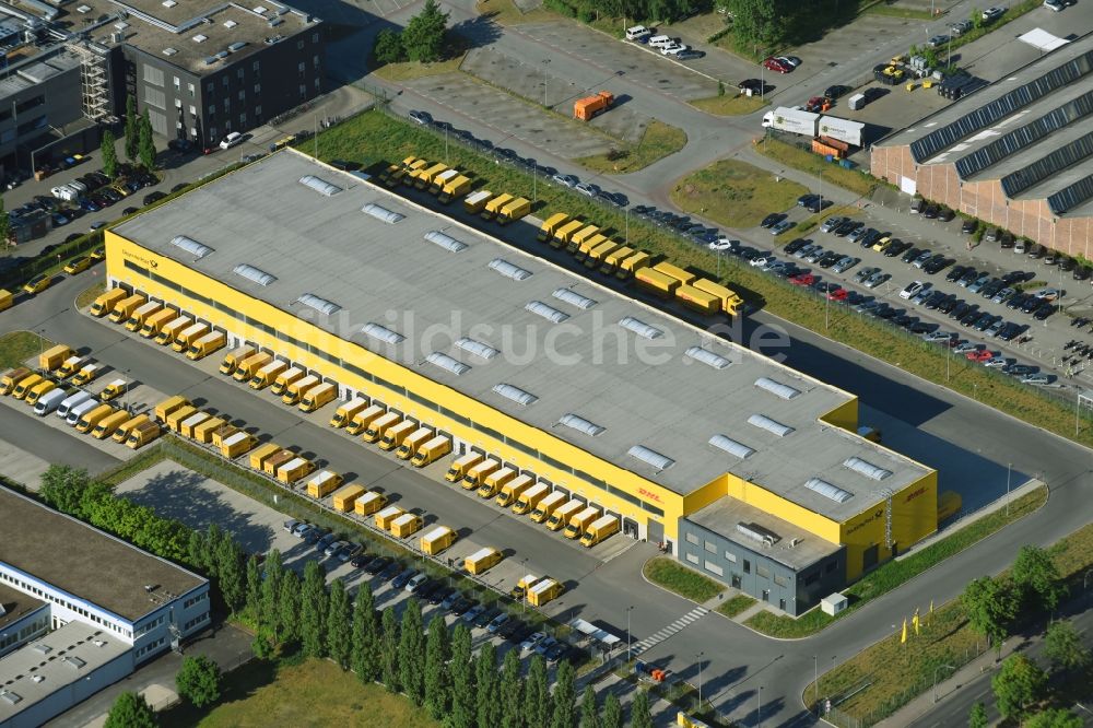 Berlin von oben - Gebäudekomplex und Logistikzentrum auf dem Gelände Deutsche Post - DHL Mech.ZB BRITZ an der Gradestraße im Ortsteil Bezirk Neukölln in Berlin, Deutschland