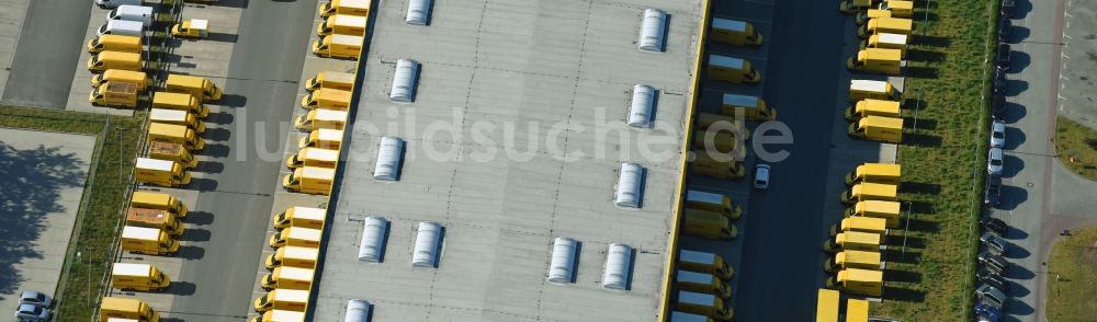 Luftbild Berlin - Gebäudekomplex und Logistikzentrum auf dem Gelände Deutsche Post - DHL Mech.ZB BRITZ an der Gradestraße im Ortsteil Bezirk Neukölln in Berlin, Deutschland