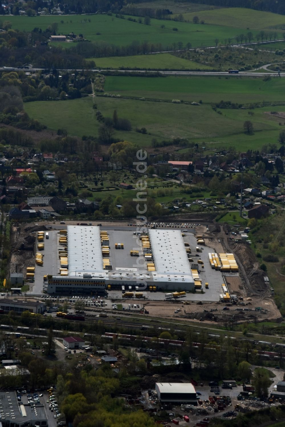 Rüdersdorf von oben - Gebäudekomplex und Logistikzentrum auf dem Gelände DHL Frachtpostzentrum an der Ernst-Thälmann-Straße in Rüdersdorf im Bundesland Brandenburg