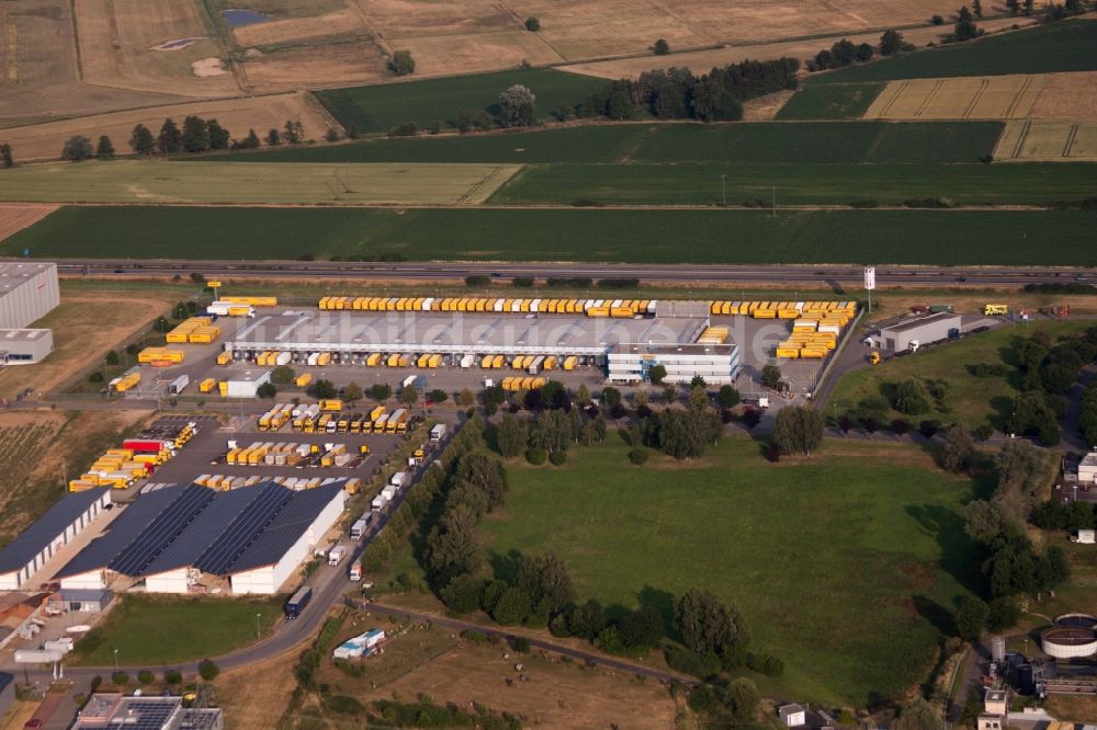 Herbolzheim aus der Vogelperspektive: Gebäudekomplex und Logistikzentrum auf dem Gelände der DHL Global Forwarding Freight an der A5 in Herbolzheim im Bundesland Baden-Württemberg, Deutschland