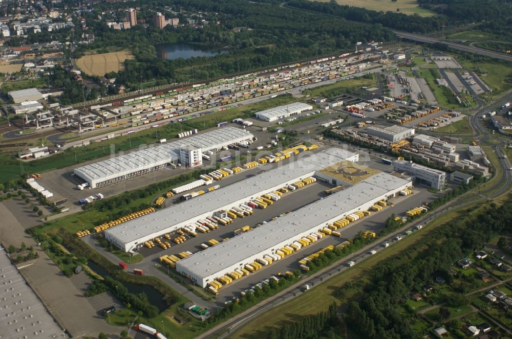 Luftaufnahme Köln - Gebäudekomplex und Logistikzentrum auf dem Gelände der DHL im Ortsteil Klettenberg in Köln im Bundesland Nordrhein-Westfalen, Deutschland