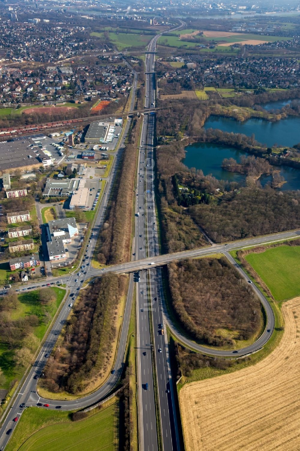 Moers aus der Vogelperspektive: Gebäudekomplex und Logistikzentrum auf dem Gelände EDEKA an der Ruhrorter Straße in Moers im Bundesland Nordrhein-Westfalen