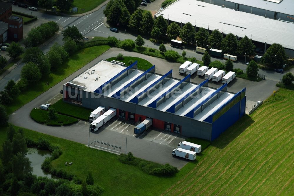 Schwarzenbek von oben - Gebäudekomplex und Logistikzentrum auf dem Gelände der Ernsting's family GmbH & Co. KG an der Industriestraße - Grabauer Straße in Schwarzenbek im Bundesland Schleswig-Holstein, Deutschland