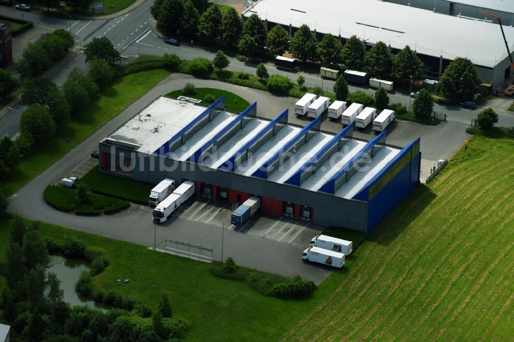 Schwarzenbek aus der Vogelperspektive: Gebäudekomplex und Logistikzentrum auf dem Gelände der Ernsting's family GmbH & Co. KG an der Industriestraße - Grabauer Straße in Schwarzenbek im Bundesland Schleswig-Holstein, Deutschland