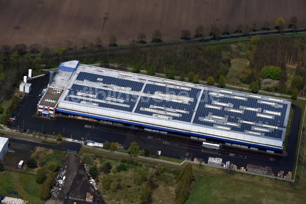 Wiesenburg/Mark aus der Vogelperspektive: Gebäudekomplex und Logistikzentrum auf dem Gelände Fläming-Quellen Verwaltungs GmbH am Mehlbeerenweg in Wiesenburg/Mark im Bundesland Brandenburg