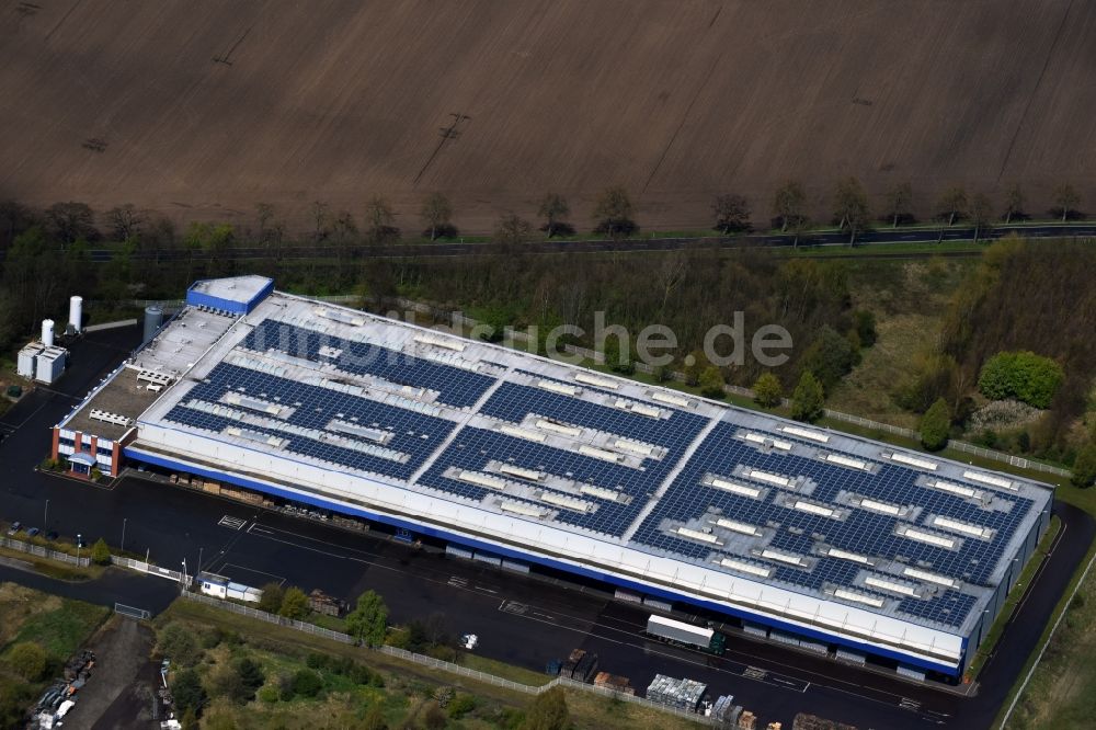 Luftbild Wiesenburg/Mark - Gebäudekomplex und Logistikzentrum auf dem Gelände Fläming-Quellen Verwaltungs GmbH am Mehlbeerenweg in Wiesenburg/Mark im Bundesland Brandenburg