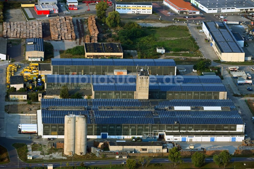 Magdeburg aus der Vogelperspektive: Gebäudekomplex und Logistikzentrum auf dem Gelände des Gewerbegebiets in Magdeburg im Bundesland Sachsen-Anhalt, Deutschland