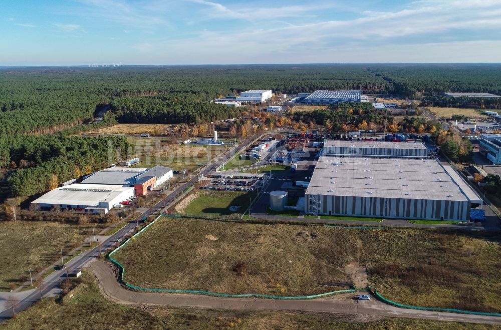 Luftaufnahme Freienbrink - Gebäudekomplex und Logistikzentrum auf dem Gelände der GLX Global Logistic Services GmbH - CDC an der Kiefernstraße in Freienbrink im Bundesland Brandenburg, Deutschland