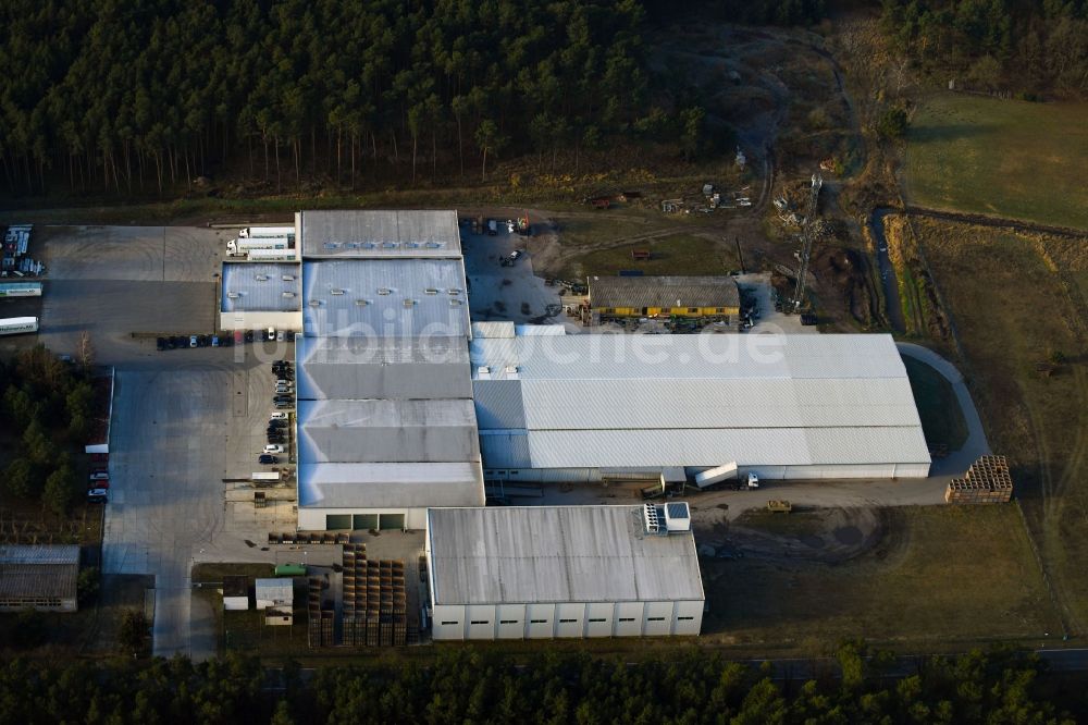 Beelitz von oben - Gebäudekomplex und Logistikzentrum auf dem Gelände Heilmann AG an der Wittbrietzener Straße in Beelitz im Bundesland Brandenburg, Deutschland