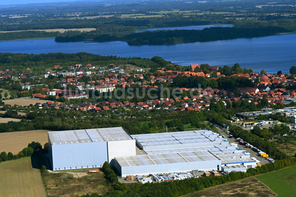 Luftaufnahme Zarrentin am Schaalsee - Gebäudekomplex und Logistikzentrum auf dem Gelände JYSK Logistikzentrum und E3 Spedition-Transport GmbH in Zarrentin im Bundesland Mecklenburg-Vorpommern, Deutschland