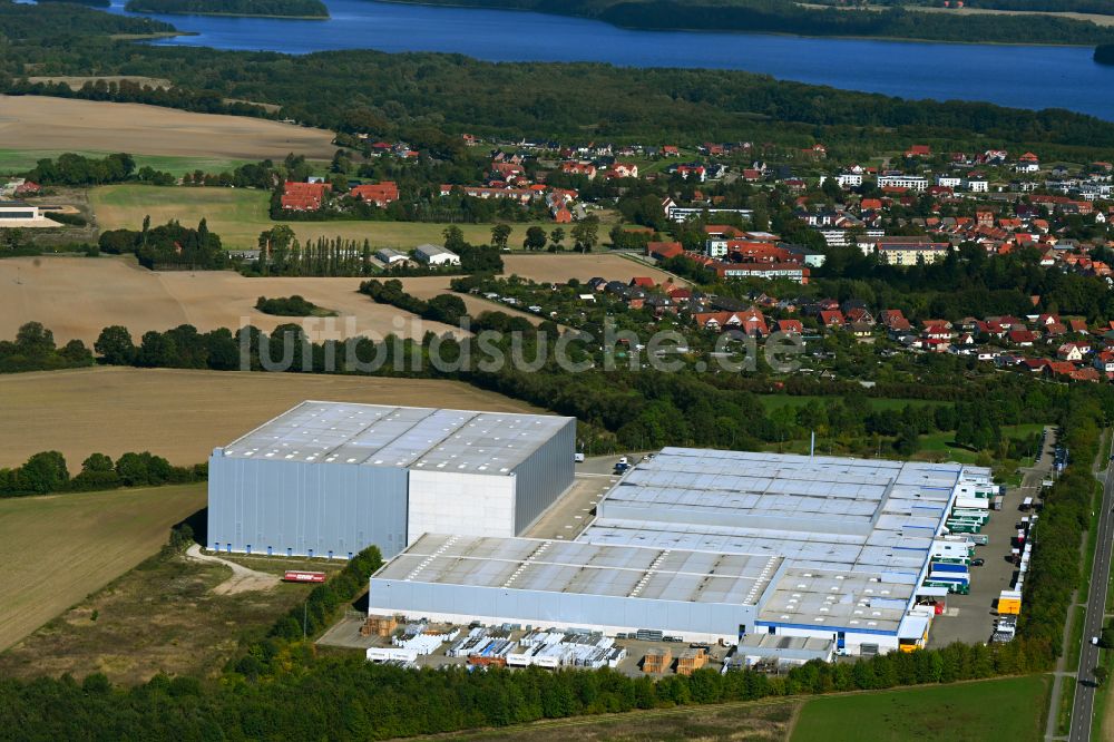 Zarrentin am Schaalsee von oben - Gebäudekomplex und Logistikzentrum auf dem Gelände JYSK Logistikzentrum und E3 Spedition-Transport GmbH in Zarrentin im Bundesland Mecklenburg-Vorpommern, Deutschland