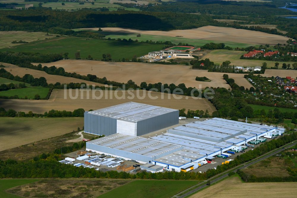 Zarrentin am Schaalsee aus der Vogelperspektive: Gebäudekomplex und Logistikzentrum auf dem Gelände JYSK Logistikzentrum und E3 Spedition-Transport GmbH in Zarrentin im Bundesland Mecklenburg-Vorpommern, Deutschland