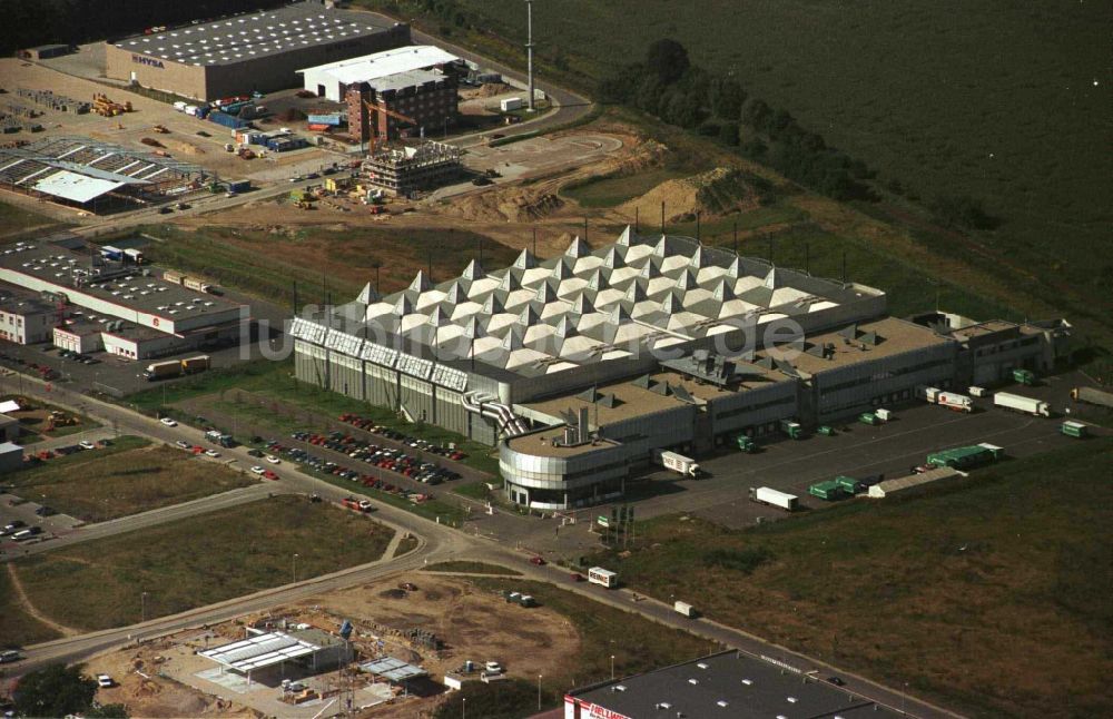 Luftaufnahme Ahrensfelde - Gebäudekomplex und Logistikzentrum auf dem Gelände Möbel Hübner in Ahrensfelde im Bundesland Brandenburg