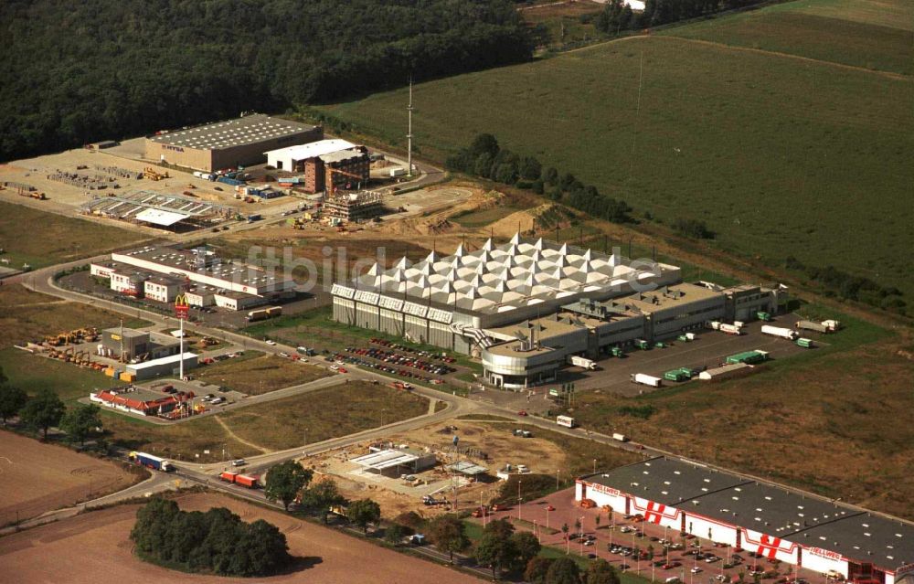 Ahrensfelde von oben - Gebäudekomplex und Logistikzentrum auf dem Gelände Möbel Hübner in Ahrensfelde im Bundesland Brandenburg