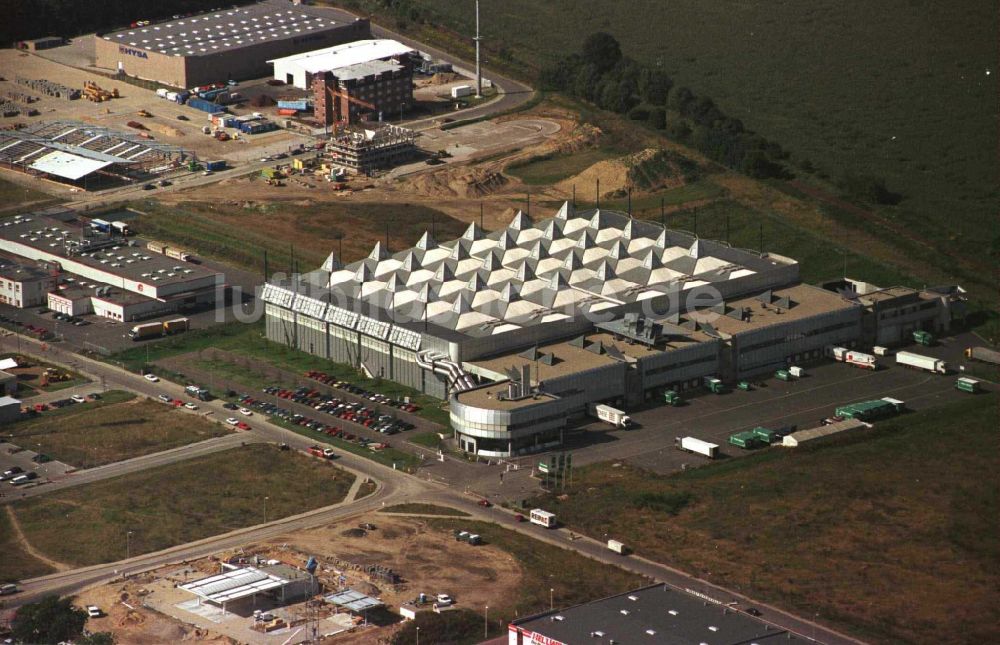 Ahrensfelde aus der Vogelperspektive: Gebäudekomplex und Logistikzentrum auf dem Gelände Möbel Hübner in Ahrensfelde im Bundesland Brandenburg