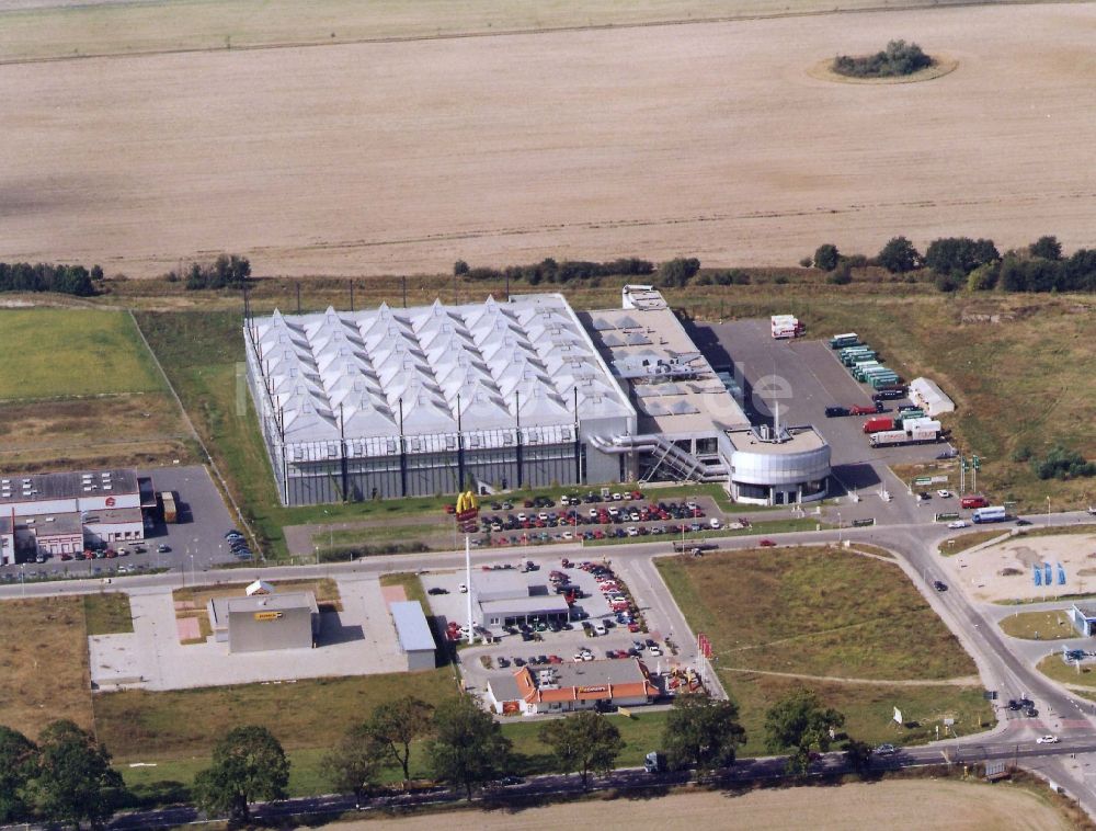 Ahrensfelde von oben - Gebäudekomplex und Logistikzentrum auf dem Gelände Möbel Hübner in Ahrensfelde im Bundesland Brandenburg