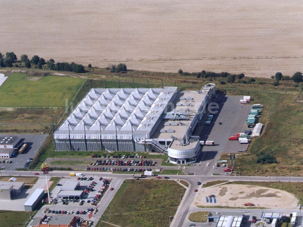 Ahrensfelde von oben - Gebäudekomplex und Logistikzentrum auf dem Gelände Möbel Hübner in Ahrensfelde im Bundesland Brandenburg