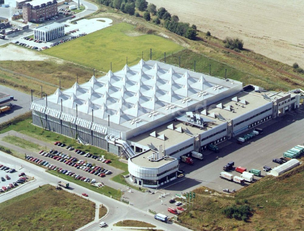 Ahrensfelde von oben - Gebäudekomplex und Logistikzentrum auf dem Gelände Möbel Hübner in Ahrensfelde im Bundesland Brandenburg