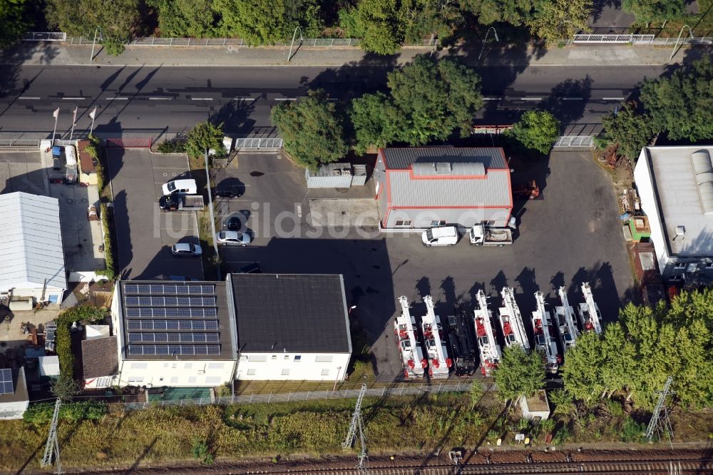 Luftaufnahme Berlin - Gebäudekomplex und Logistikzentrum auf dem Gelände Müller und Sohn Kranservice GmbH an der Freiheit im Stadtteil Ruhleben in Berlin