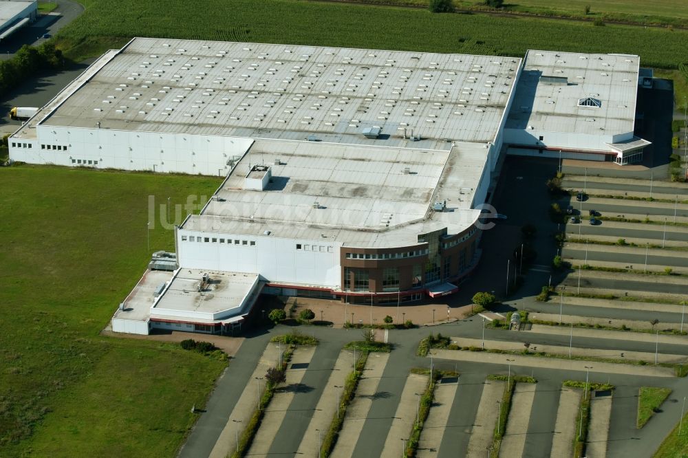 Sülzetal aus der Vogelperspektive: Gebäudekomplex und Logistikzentrum auf dem Gelände der PCG Packungssysteme für Catering und Gastronomie GmbH Über der Dingelstelle in Sülzetal im Bundesland Sachsen-Anhalt, Deutschland