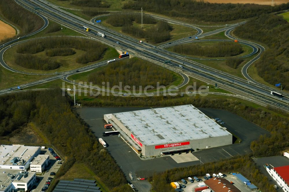 Kürnach aus der Vogelperspektive: Gebäudekomplex und Logistikzentrum auf dem Gelände am Wachtelberg in Kürnach im Bundesland Bayern, Deutschland