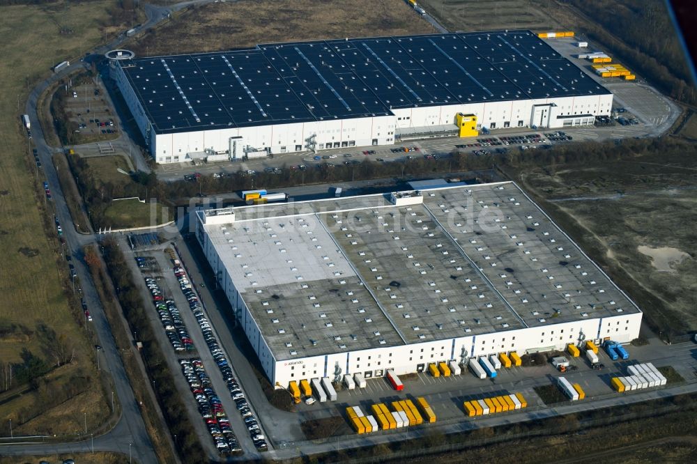 Luftbild Brieselang - Gebäudekomplex und Logistikzentrum auf dem Gelände der Zalando Logistics SE & Co. KG an der Havellandstraße im Ortsteil Bredow in Brieselang im Bundesland Brandenburg, Deutschland