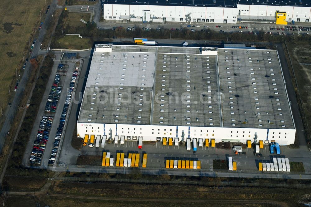 Luftaufnahme Brieselang - Gebäudekomplex und Logistikzentrum auf dem Gelände der Zalando Logistics SE & Co. KG an der Havellandstraße im Ortsteil Bredow in Brieselang im Bundesland Brandenburg, Deutschland