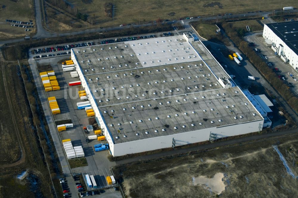 Brieselang aus der Vogelperspektive: Gebäudekomplex und Logistikzentrum auf dem Gelände der Zalando Logistics SE & Co. KG an der Havellandstraße im Ortsteil Bredow in Brieselang im Bundesland Brandenburg, Deutschland