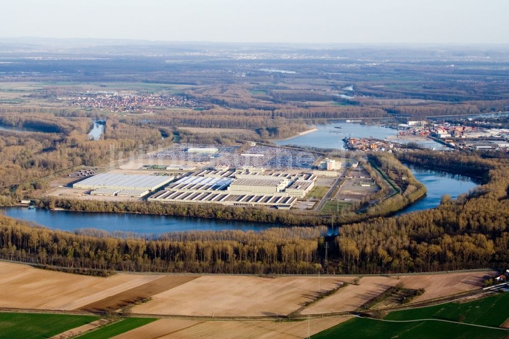 Luftaufnahme Germersheim - Gebäudekomplex und Logistikzentrum mit vielen geparkten Fahrzeugen auf dem Gelände der Daimler AG Global Logistic Center auf der Insel Grün im Ortsteil Sondernheim in Germersheim im Bundesland Rheinland-Pfalz