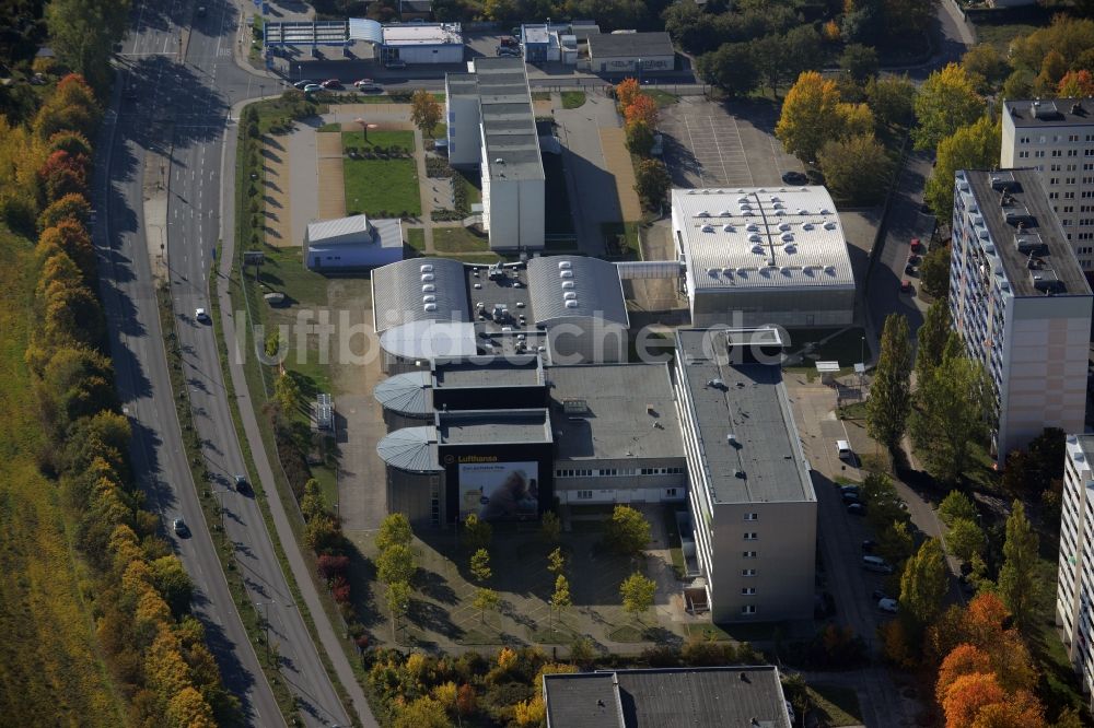 Berlin von oben - Gebäudekomplex des Lufthansa Flight Training Zentrums CST GmbH im Süden des Ortsteils Altglienicke in Berlin