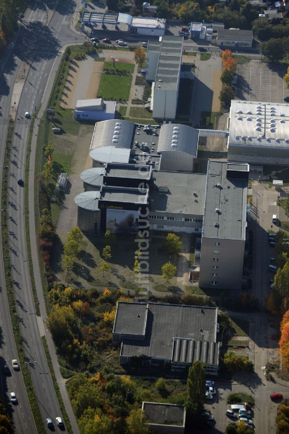 Berlin aus der Vogelperspektive: Gebäudekomplex des Lufthansa Flight Training Zentrums CST GmbH im Süden des Ortsteils Altglienicke in Berlin