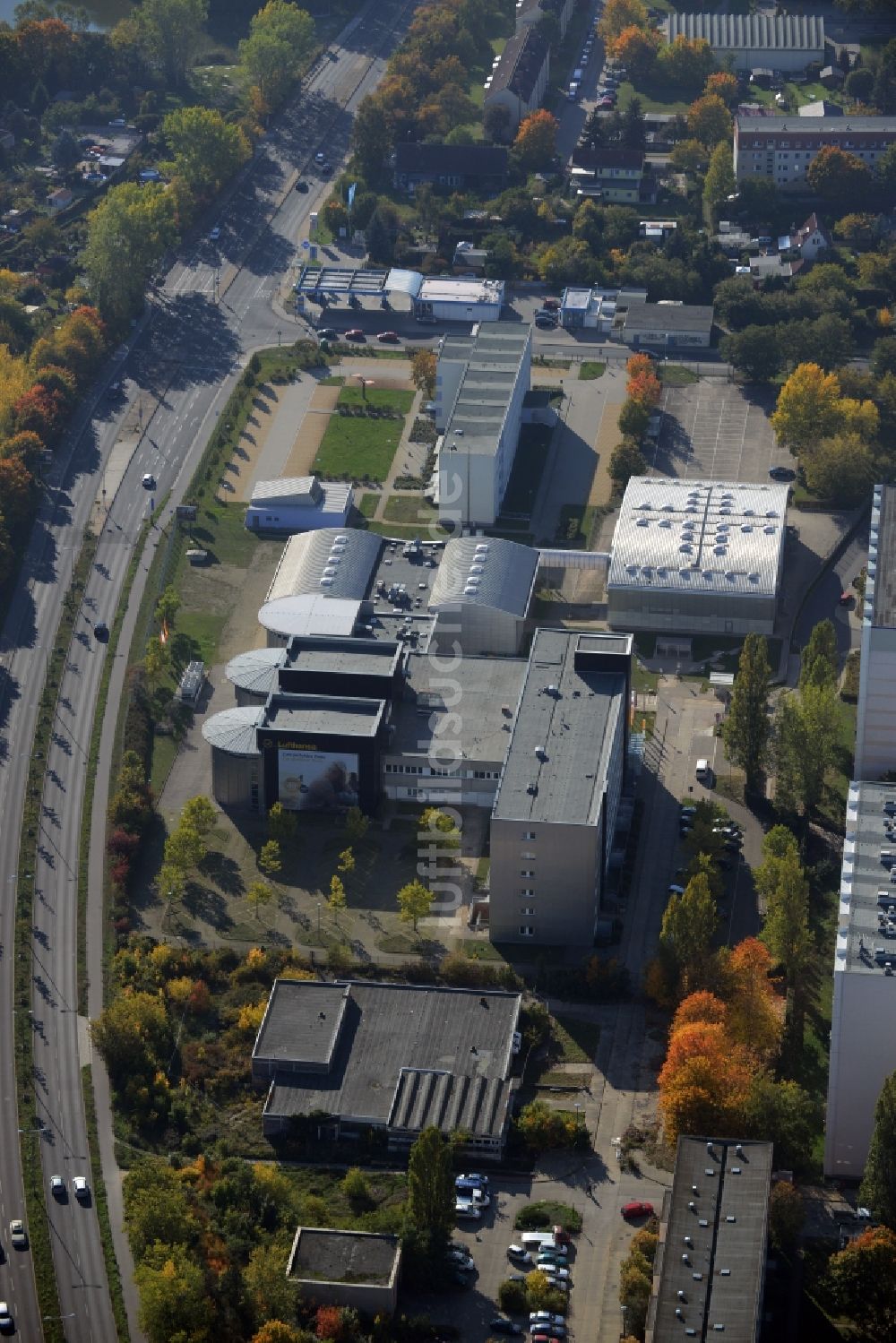 Luftbild Berlin - Gebäudekomplex des Lufthansa Flight Training Zentrums CST GmbH im Süden des Ortsteils Altglienicke in Berlin