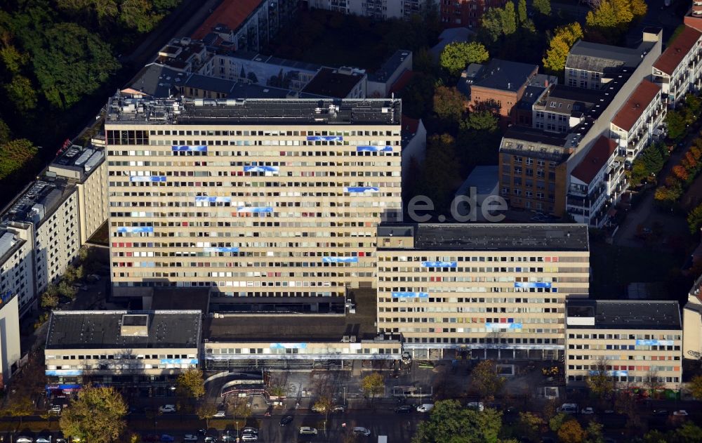 Berlin von oben - Gebäudekomplex mit markanter Fassadenverzierung in der Stresemannstraße in Berlin - Kreuzberg