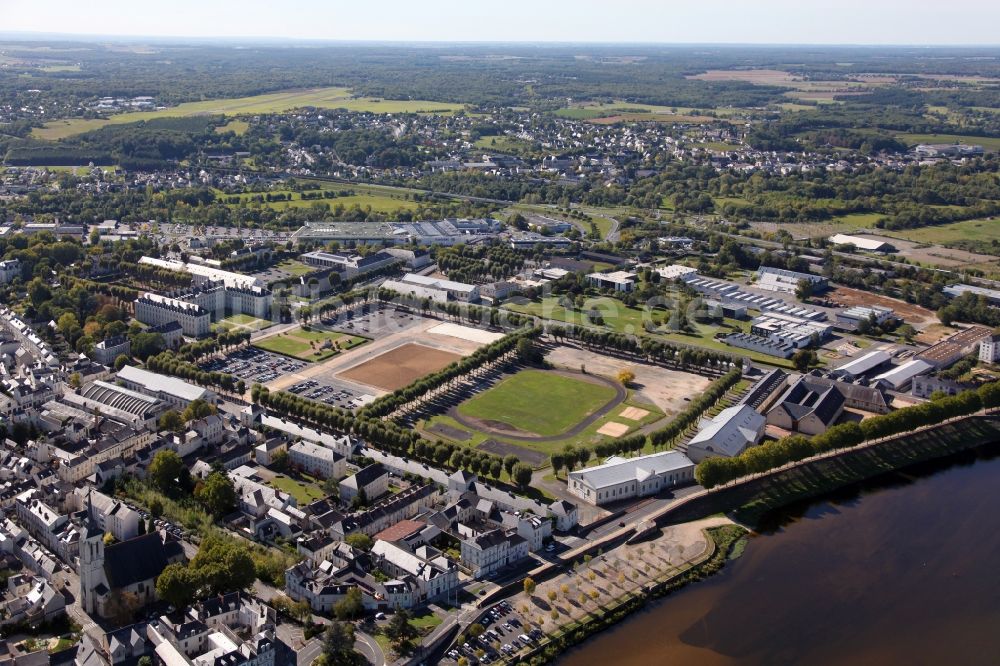 Saumur aus der Vogelperspektive: Gebäudekomplex der Militär- Kaserne Kavallerieschule in Saumur in Pays de la Loire, Frankreich