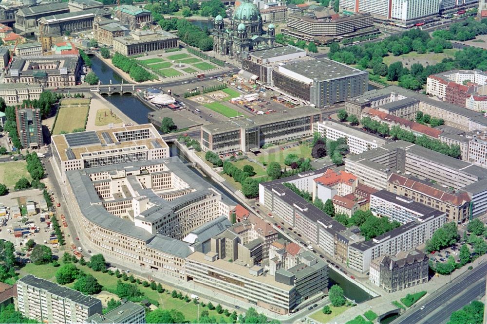 Berlin von oben - Gebäudekomplex des Ministerium Auswärtiges Amt auch Außenministerium im Ortsteil Mitte in Berlin