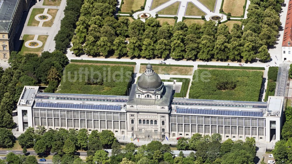 Luftbild München - Gebäudekomplex des Ministerium der Bayerischen Staatskanzlei am Hofgarten in München im Bundesland Bayern, Deutschland