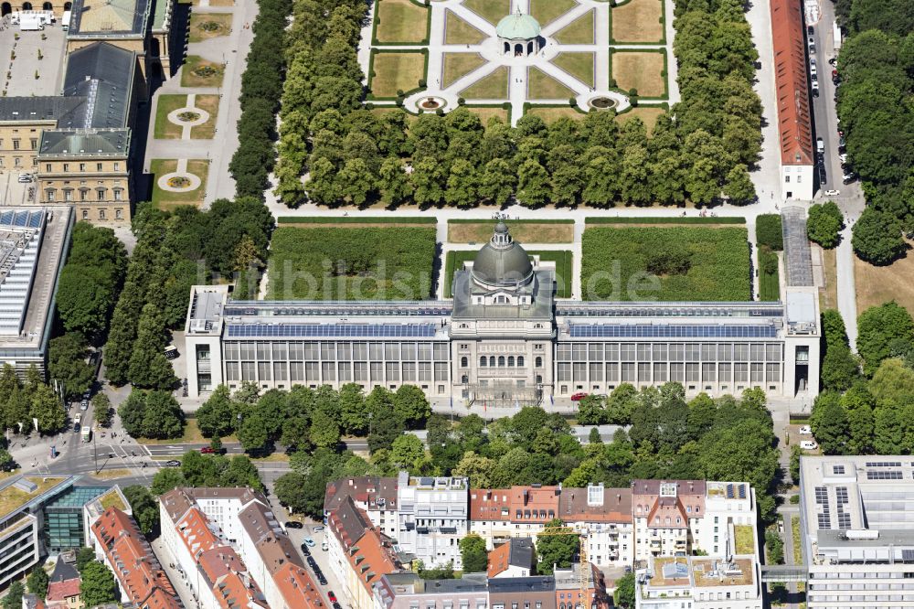 München von oben - Gebäudekomplex des Ministerium der Bayerischen Staatskanzlei am Hofgarten in München im Bundesland Bayern, Deutschland