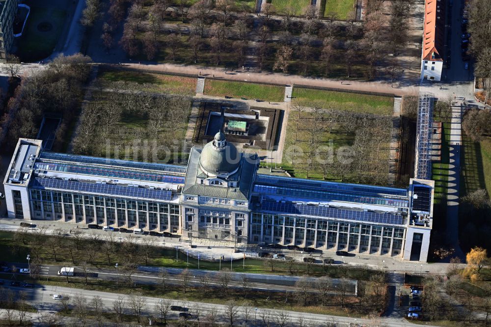 München aus der Vogelperspektive: Gebäudekomplex des Ministerium der Bayerischen Staatskanzlei in München im Bundesland Bayern, Deutschland