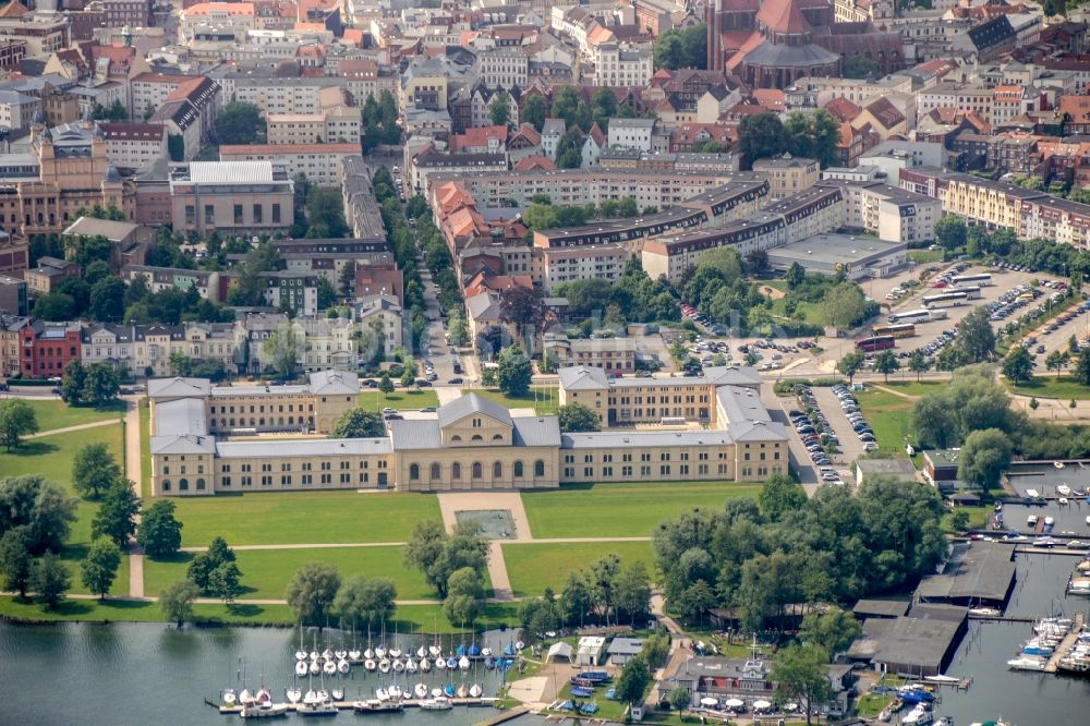 Luftaufnahme Schwerin - Gebäudekomplex des Ministerium für Bildung, Wissenschaft und Kultur in Schwerin im Bundesland Mecklenburg-Vorpommern, Deutschland