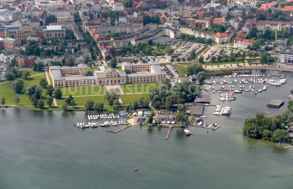 Schwerin von oben - Gebäudekomplex des Ministerium für Bildung, Wissenschaft und Kultur in Schwerin im Bundesland Mecklenburg-Vorpommern, Deutschland