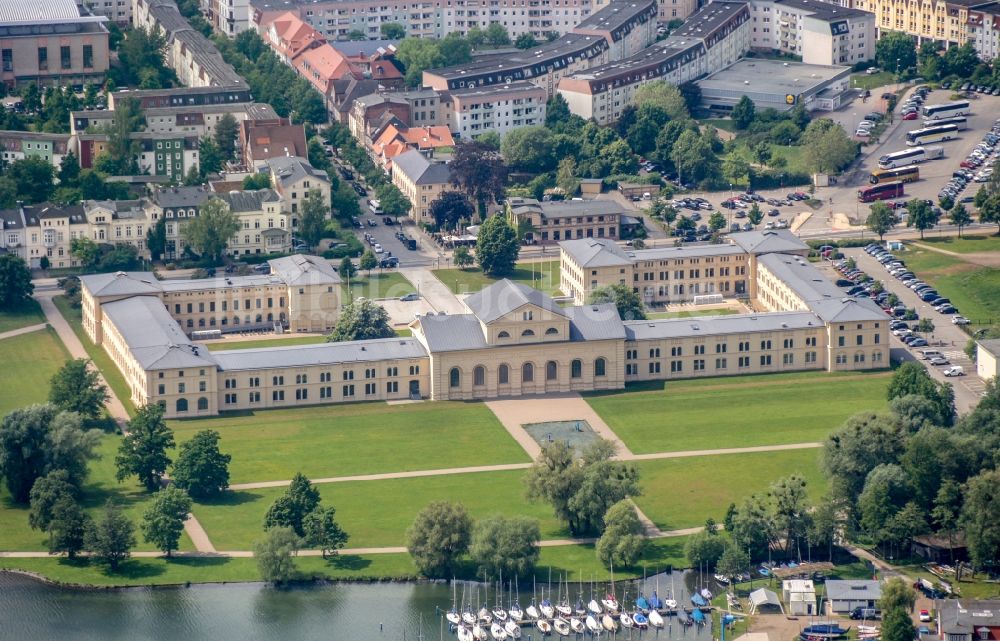 Schwerin aus der Vogelperspektive: Gebäudekomplex des Ministerium für Bildung, Wissenschaft und Kultur in Schwerin im Bundesland Mecklenburg-Vorpommern, Deutschland