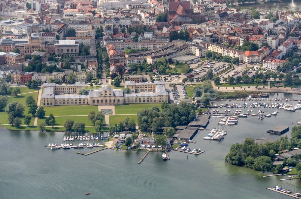 Luftbild Schwerin - Gebäudekomplex des Ministerium für Bildung, Wissenschaft und Kultur in Schwerin im Bundesland Mecklenburg-Vorpommern, Deutschland