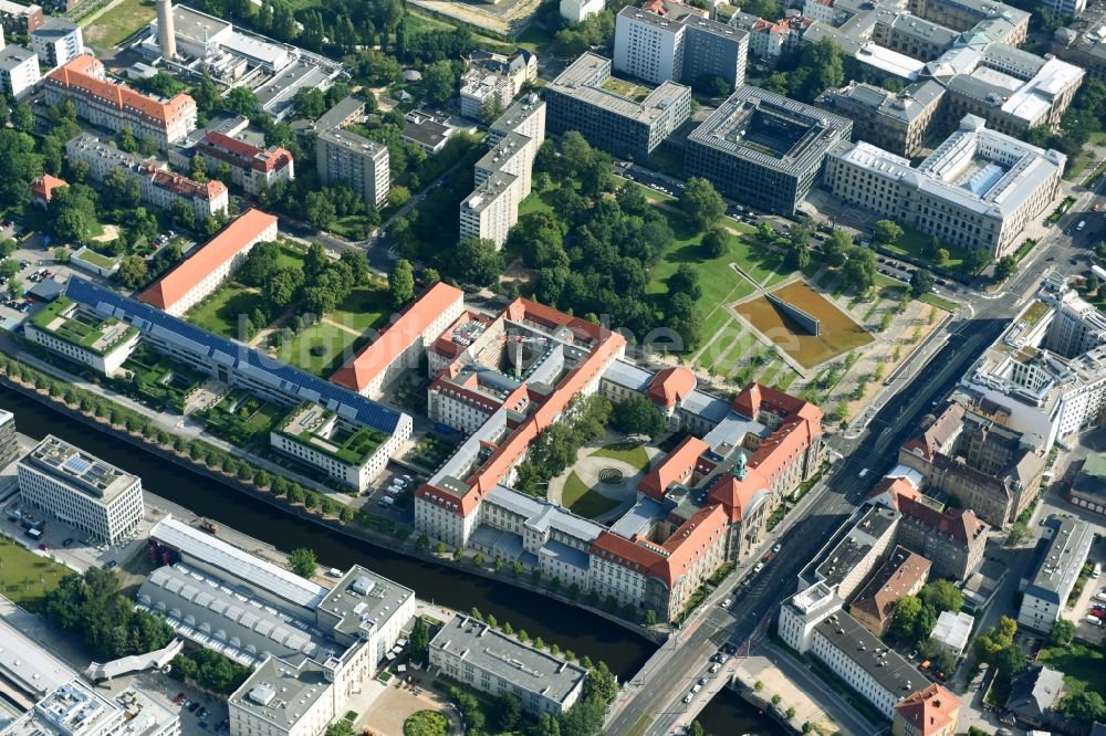 Berlin von oben - Gebäudekomplex des Ministerium BMWi Bundesministerium für Wirtschaft und Energie an der Invalidenstraße im Ortsteil Mitte in Berlin, Deutschland