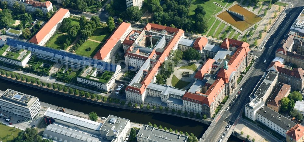 Berlin aus der Vogelperspektive: Gebäudekomplex des Ministerium BMWi Bundesministerium für Wirtschaft und Energie an der Invalidenstraße im Ortsteil Mitte in Berlin, Deutschland