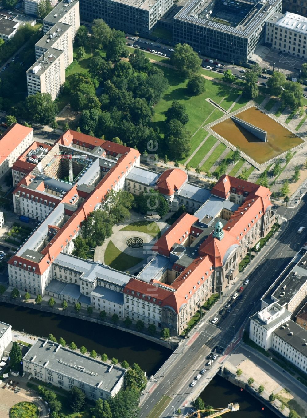 Luftbild Berlin - Gebäudekomplex des Ministerium BMWi Bundesministerium für Wirtschaft und Energie an der Invalidenstraße im Ortsteil Mitte in Berlin, Deutschland