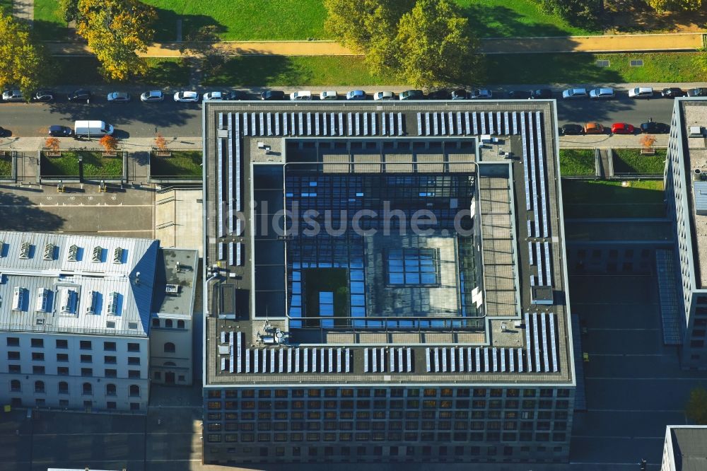 Berlin von oben - Gebäudekomplex des Ministerium Bundesministerium für Verkehr und digitale Infrastruktur an der Invalidenstraße im Ortsteil Mitte in Berlin, Deutschland