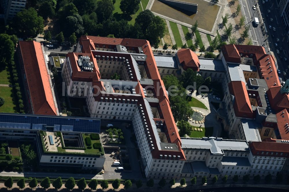 Luftbild Berlin - Gebäudekomplex des Ministerium Bundesministerium für Wirtschaft und Energie an der Scharnhorststraße in Berlin